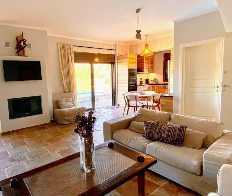 Summer House With A Pool Near Sea, Port & Airport Apartment Rafína Exterior photo