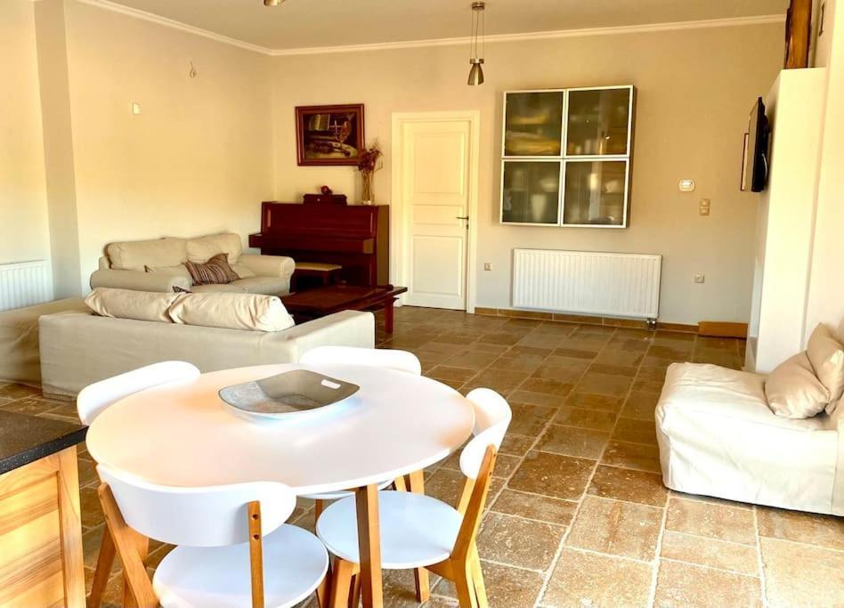 Summer House With A Pool Near Sea, Port & Airport Apartment Rafína Exterior photo